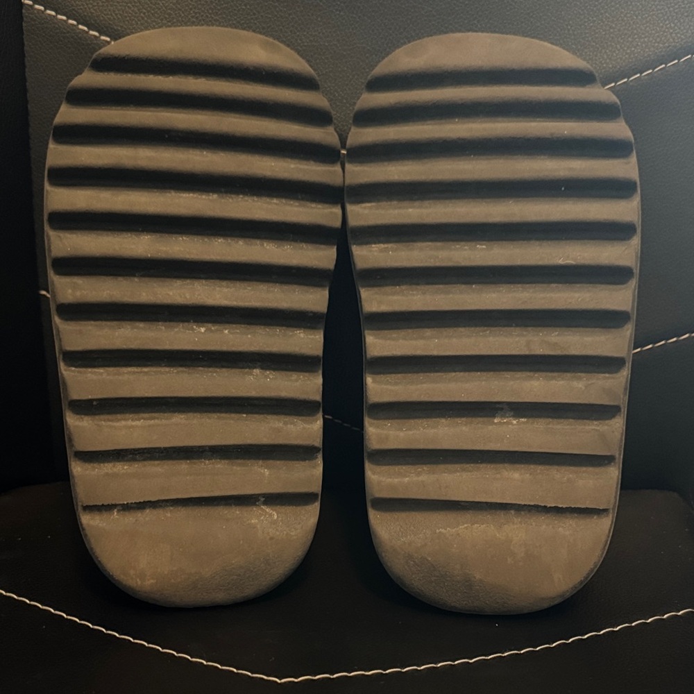 Adidas Yeezy Dark Grey Slides size 4 Youth - Picture 4 of 5